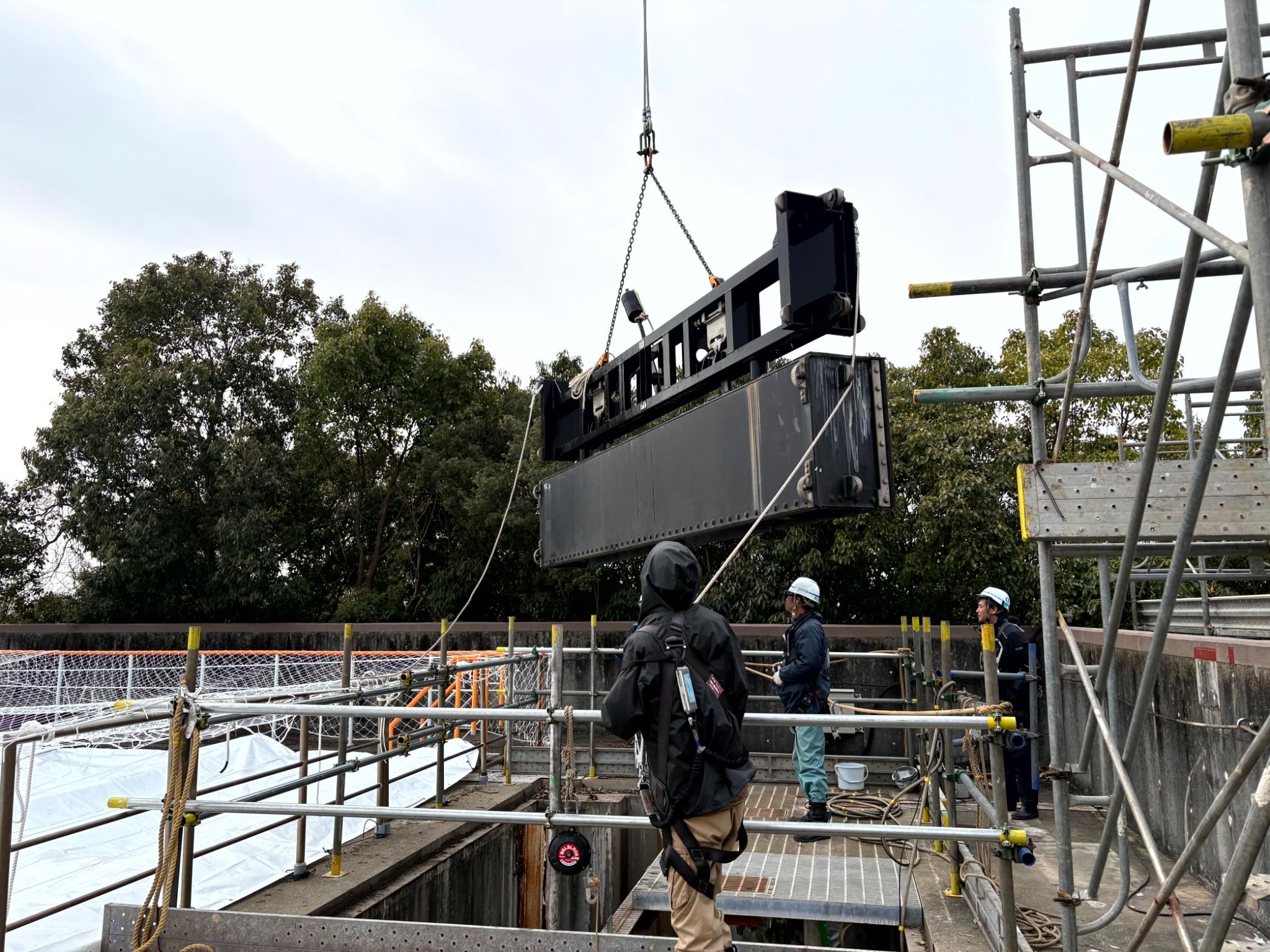 放水路調査に伴う仮設設備の揚重作業