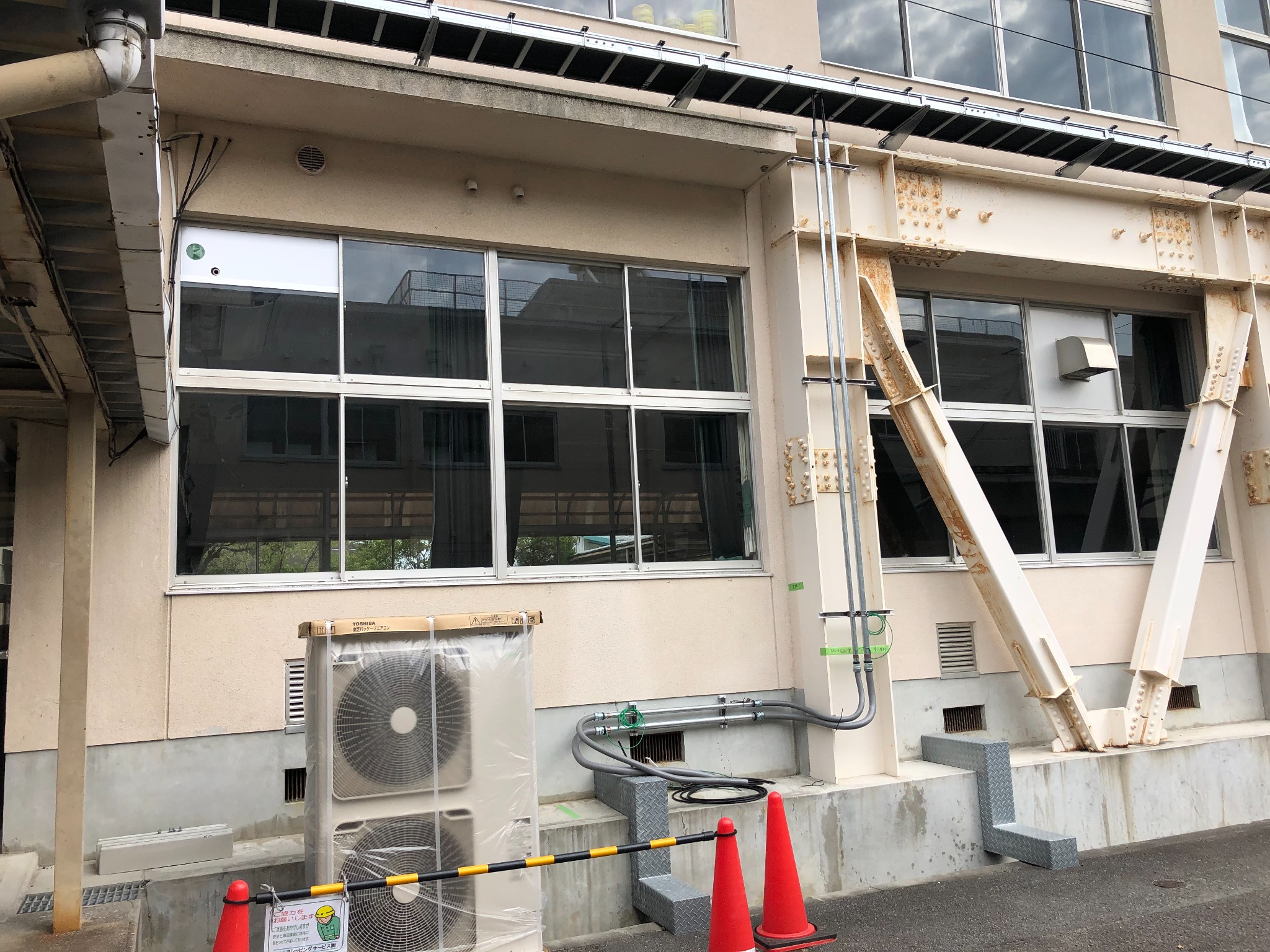御津中学校に設置する空調設備の室外機と配管